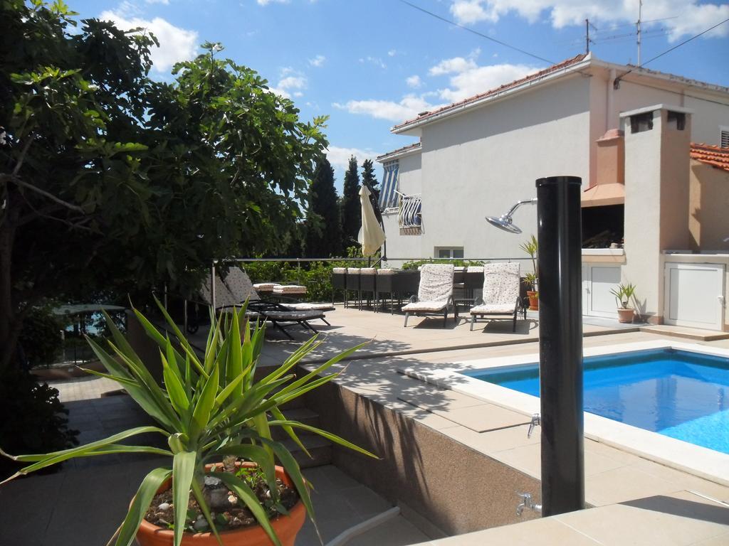 Apartments Villa Natali - Heating Pool Трогир Екстериор снимка
